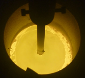 MgO坩堝内のNi合金溶湯が電磁攪拌されている状況